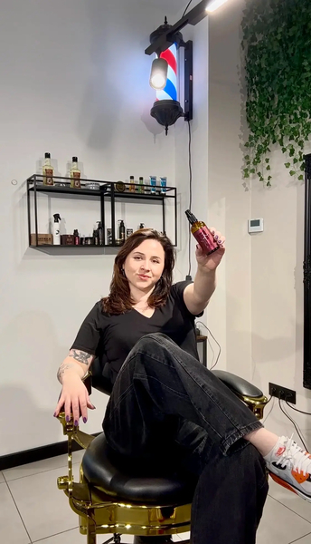 Dominika Litwin barberka trzyma olejek do brody Cyrulików